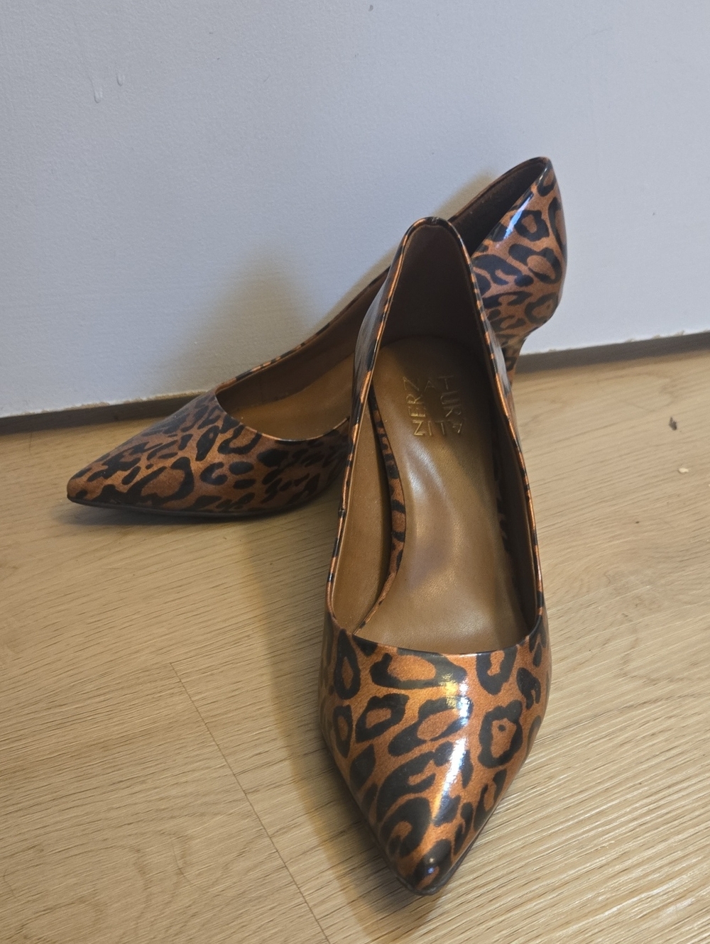 Pointed Toe Leopard Print Pumps